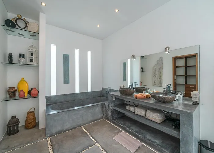 Villa Cempaka Ungu - Tranquil & Chic Pool 4-bedroom In The Heart Of Seminyak