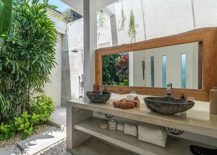 Villa Cempaka Ungu - Tranquil & Chic Pool 4-bedroom In The Heart Of Seminyak